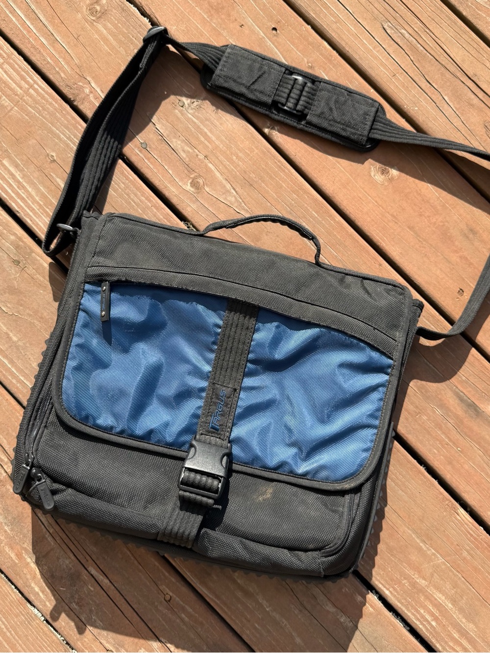 Targus Black and Blue Laptop Work School Messenger Bag